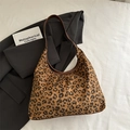 Bolso tote retro con estampado de leopardo y correas de cuero marrón sobre un blazer - Leopardo Marrón