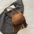 Bolso bandolera de ante color caramelo con flecos vintage y correas dobles finas - Tostado
