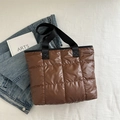Bolso tote acolchado en marrón oscuro con textura de cuadros acolchados de moda - Marrón