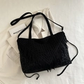 Bolso tote negro bohemio con textura de leopardo y detalles de flecos en V - Negro