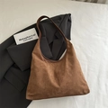 Bolso tote minimalista de ante marrón estilo Hobo con textura mate suave - Marrón