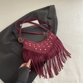 Böhmische dunkelrote Wildleder-Fransentasche mit goldenen Nieten und Schulterriemen - Rot