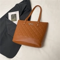 Borsa tote trapuntata marrone caramello con fiocco argento e lunghi spallacci spessi - Marrone