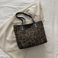 Große Shopper-Tasche mit Leopardenmuster, schwarzen Lederbesätzen und Goldnieten - Schwarz