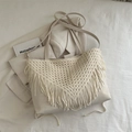 Bolso tote beige de tejido calado con flecos largos y detalles de ganchillo - Blanco