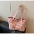 Détail du sac cabas rose à monogramme avec anse en cuir et pendentif M en métal - Rose