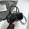 Borsa sottobraccio in vernice nera lucida con hardware dorato e tracolla sottile - Nero