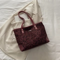 Dunkel weinrote Tote-Tasche mit Leopardenmuster aus Samt und doppelten Henkeln - Rot