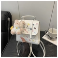Détail du sac à dos en cuir blanc avec motifs imprimés et breloque lapin rose en peluche - Blanc Avec Pendentif
