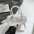 Borsa a tracolla rettangolare bianca lucida con doppi manici e fibbie dorate metalliche - Bianco