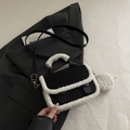 Borsa a sella in peluche bianco e nero con un piccolo portamonete tondo abbinato - Nero