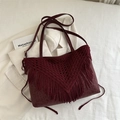 Bolso tote bohemio rojo vino con borlas tejidas y detalles de estampado de leopardo - Rojo