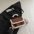 Borsa a sella in pelle scamosciata marrone con finiture in peluche e ciondolo - Marrone Scuro