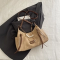 Bolso hobo media luna de ante camel con cadena de flores y perlas y cremalleras - Caqui