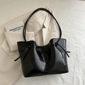 Borsa tote in pelle verniciata nera lucida con eleganti spalline annodate in stile minimalista - Nero