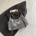 Bolso tote denim gris con elegante cadena de perlas y correa marrón - Azul