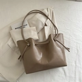 Grande borsa tote kaki chic in pelle lucida effetto craquelé con dettaglio coulisse - Cachi