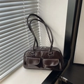 Sac sous le bras marron foncé en similicuir avec deux poches avant et fini brillant - Marron