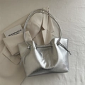Borsa tote argento in pelle metallizzata increspata con coulisse e tracolla sottile - Argento