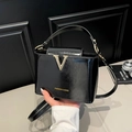 Bolso tipo cubo de charol negro con hebilla metálica en V dorada y correa de hombro chic - Negro
