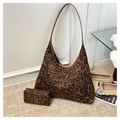 Set aus Schultertasche mit Leopardenmuster und passender Geldbörse auf einem Teppich - Leopard Kaffee