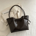 Borsa tote da donna in pelle cerata marrone scuro con dettagli di coulisse e nodi - Marrone