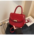 Detalle del bolso de silla rojo con hebilla de metal dorado y textura de piel lisa - Rojo