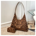 Detailset aus Leopard-Print Wildleder-Tragetasche und passender Tasche im Innenbereich - Leopard Braun