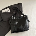 Borsa tote nera minimalista in pelle sintetica lucida con cuciture verticali - Nero