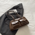 Minimalistische dunkelbraune Lackleder-Achseltasche mit zwei Vordertaschen auf einem Blazer - Braun