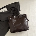 Borsa tote in pelle lucida marrone scuro con manici lunghi e design minimalista - Marrone