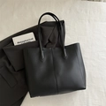 Bolso tote negro de piel mate con costuras verticales y neceser interior - Negro
