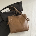 Borsa tote marrone caffè in ecopelle con fibbie in metallo argento e design minimalista - Marrone