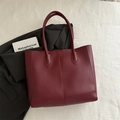 Bolso tote de cuero rojo oscuro con costuras verticales y pies de metal para el trabajo - Rojo