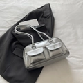 Minimalistische silberne Metallic-Achseltasche mit zwei Taschen auf dunklem Anzug - Silber