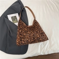 Borsa hobo leopardata in velluto con tracolla marrone su un blazer grigio - Leopardo Marrone
