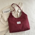 Sac hobo minimaliste en daim bordeaux avec bandoulière réglable et détail de label - Rouge