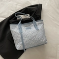 Hellblaue Shopper-Tasche mit Faltenstoff, floraler Bestickung und Schulterriemen - Blau Ohne Anhänger