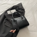 Bolso bandolera chic con estampado de pitón negro y herrajes dorados sobre blazer - Negro