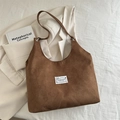 Sac fourre-tout en daim marron en forme de demi-lune avec étiquette de mode chic - Marron