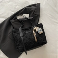 Borsa tote nera testurizzata con paillettes, manici lunghi e ciondolo a forma di orso - nero con ciondolo