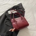 Elegante bolso de mano granate con grabado de cocodrilo, detalles dorados y correa - Rojo