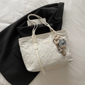 Borsa tote trapuntata bianca con texture floreale e ciondolo a forma di orsetto - bianco avorio con ciondolo