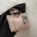 Borsa tote rosa a pieghe con ricami floreali e un grazioso ciondolo a orsetto - rosa con ciondolo