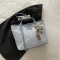 Borsa tote celeste con ricamo floreale, trama plissettata e ciondolo a forma di orsetto - blu con ciondolo