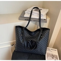 Dettaglio della borsa tote nera con stampe di lettere e grande logo M a rilievo - Nero