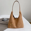 Grande borsa tote in pelle scamosciata color cammello con tracolla minimalista - Marrone