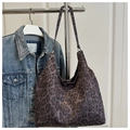 Détail du sac cabas léopard en suédine avec fines bandoulières et grande contenance - Noir