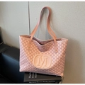 Dettaglio borsa shopper rosa con logo M a rilievo e motivo monogramma ripetuto elegante - Rosa