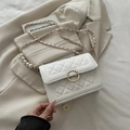 Bolso acolchado blanco elegante con correa de perlas y detalles dorados modernos - Blanco